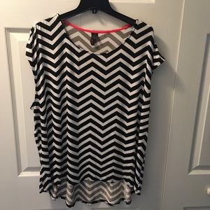 White/black chevron sleeveless top